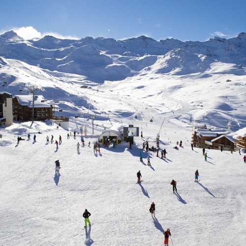 Turyści ruszyli do biur podróży. Na narty najczęściej wybierają kurorty włoskie i austriackie