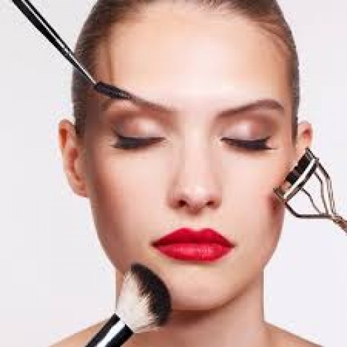 Pędzle do makijażu powinno się czyścić raz w tygodniu. Zanieczyszczenia mogą wpływać na stan skóry