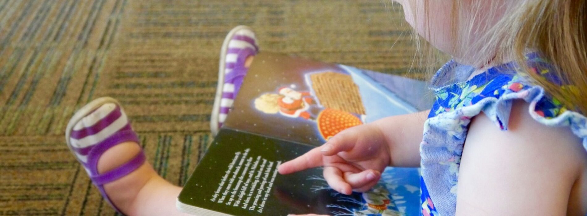 Czytanie książek już niemowlakom ułatwia im opanowanie języka. Efekty są jeszcze lepsze, jeśli rodzice czytają regularnie