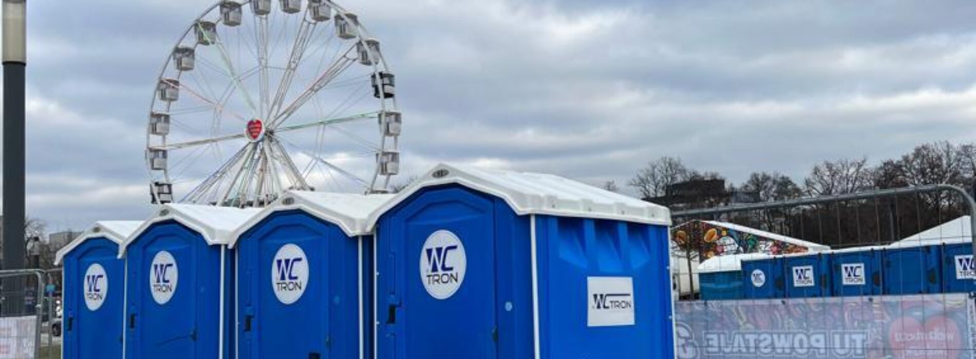 Toalety mobilne na festiwal – ile sztuk, gdzie ustawić, jak obsłużyć?