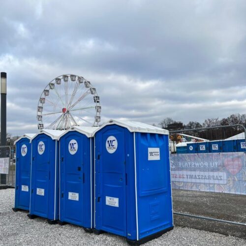 Toalety mobilne na festiwal – ile sztuk, gdzie ustawić, jak obsłużyć?