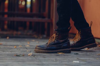 Pielęgnacja obuwia w sezonie wakacyjnym – gąbki i pasty, które warto mieć pod ręką