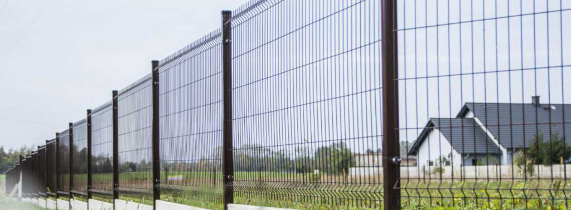 Ogrodzenie panelowe jako wizytówka domu – jak dobrać styl do architektury budynku?