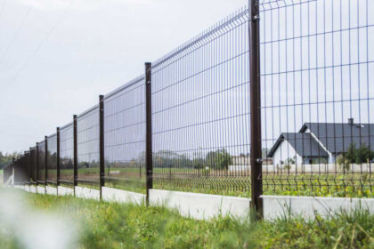 Ogrodzenie panelowe jako wizytówka domu – jak dobrać styl do architektury budynku?