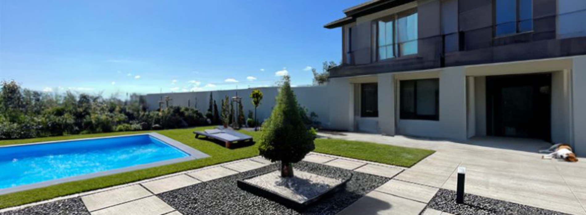 Trendy w aranżacji podjazdów i ogrodów: najmodniejsze kolory i formaty kostki brukowej