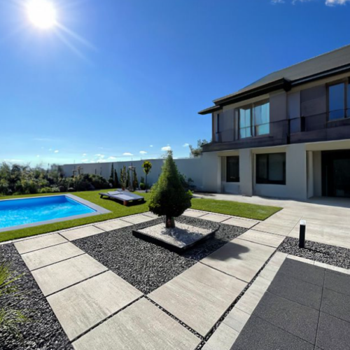 Trendy w aranżacji podjazdów i ogrodów: najmodniejsze kolory i formaty kostki brukowej