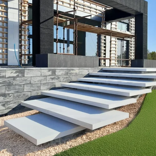 Betonowe schody lewitujące – jak połączyć nowoczesny design z trwałością konstrukcji